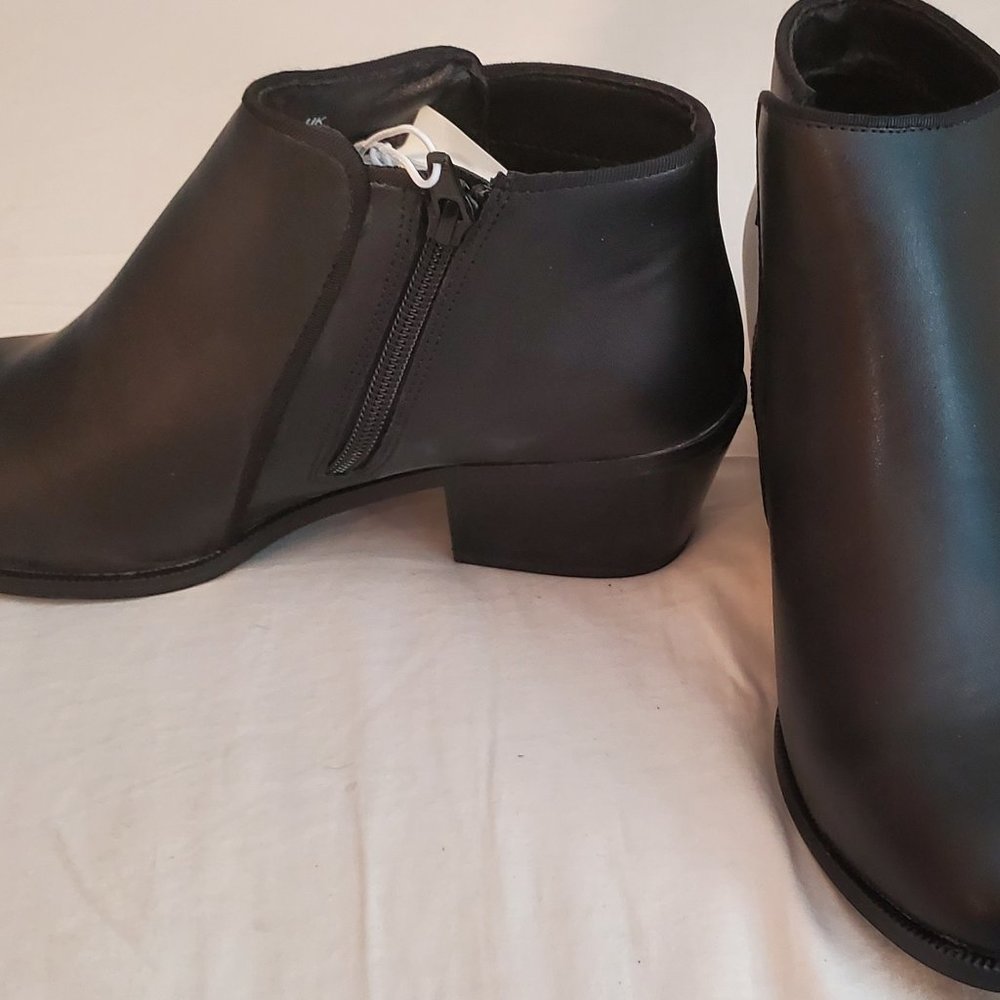 Amazon Essential women's ankle  boot size 7 1/2